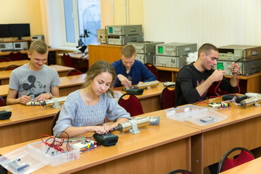 В учебных лабораториях кафедры электроники