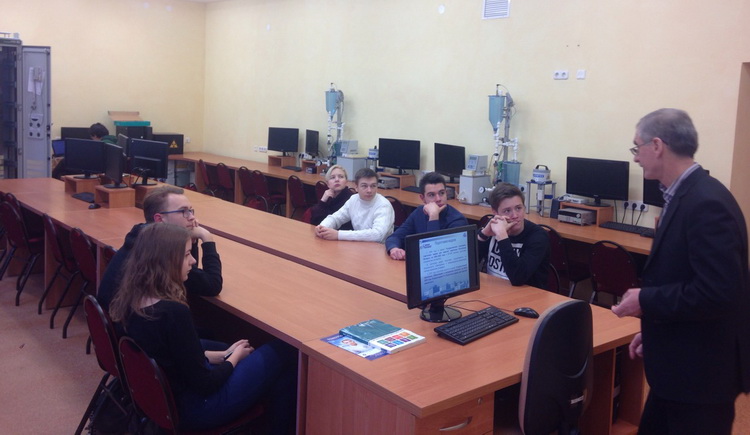Учащиеся гимназии N 1 Слуцка на кафедре электроники