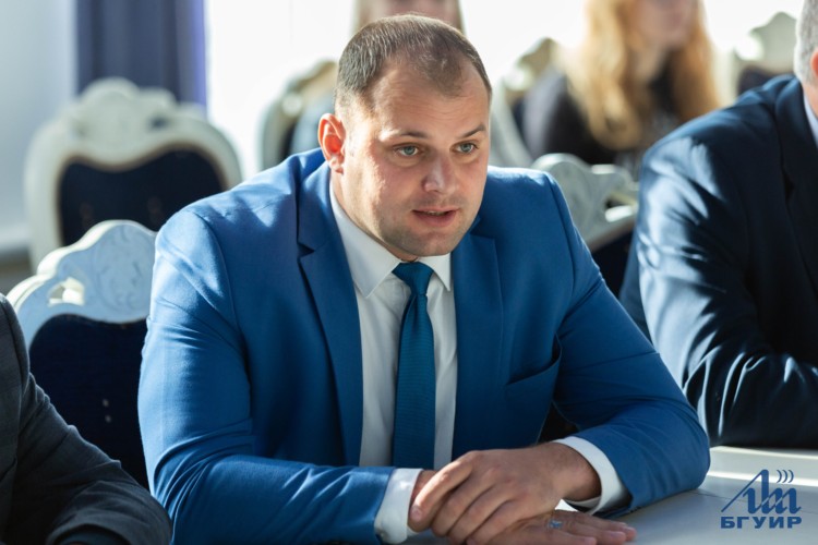 Начальником главного управления спорта и туризма Минского облисполкома Евгений Булойчик