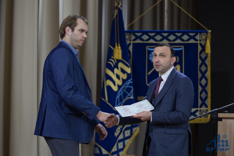 Аттестат доцента вручается Даниилу Шункевичу