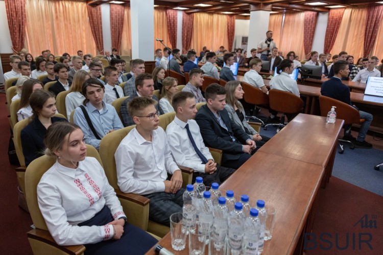 Встреча одарённой молодёжи с заместителем премьер-министра Петром Пархомчиком