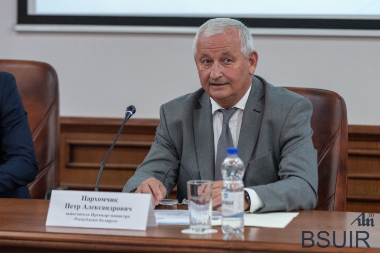 Встреча одарённой молодёжи с заместителем премьер-министра Петром Пархомчиком