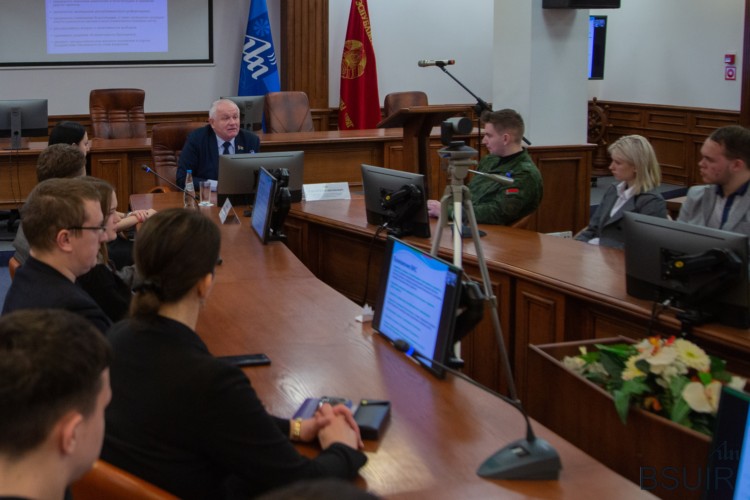 В БГУИР обсудили закон о Всебелорусском народном собрании с депутатом Палаты Представителей