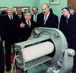 Президент Республики Беларусь А.Г. Лукашенко знакомится с экспонатами выставки достижений университета
