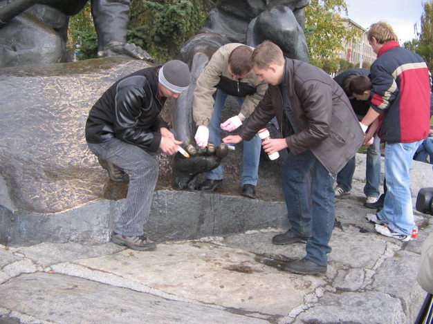 Активисты первичной организации РОО «Белая Русь» приводят в порядок  пятник  на площади Я.Коласа