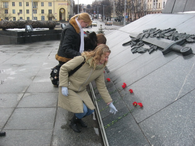 Активисты первичной организации РОО «Белая Русь» на возложении цветов на площади Победы