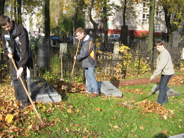 Активисты первичной организации РОО «Белая Русь» на военном кладбище приводят в порядок могилы павших воинов